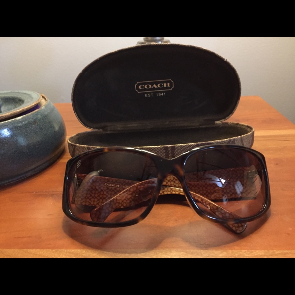 PRICE REDUCED 🌞Coach sunnies W case. Flawless.